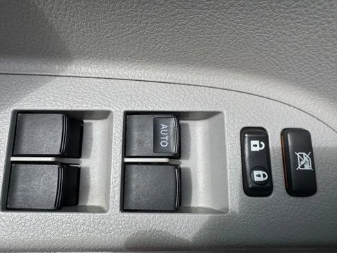 Used 2012 Toyota Highlander Limited w/ Tow Pkg AWD/4WD image 11