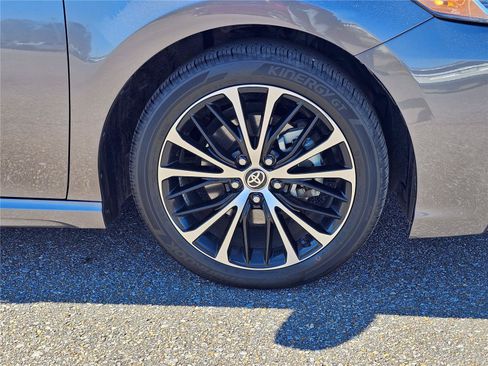 Used 2020 Toyota Camry SE FWD image 6