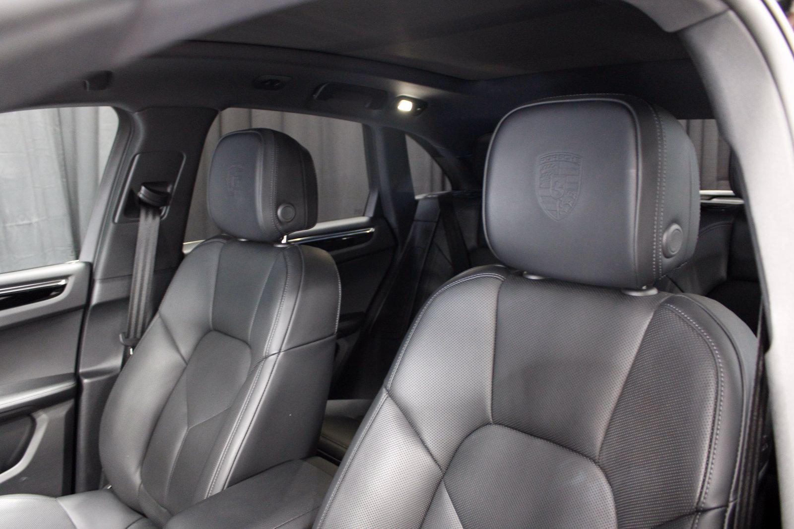 Certified 2025 Porsche Macan AWD/4WD image 5