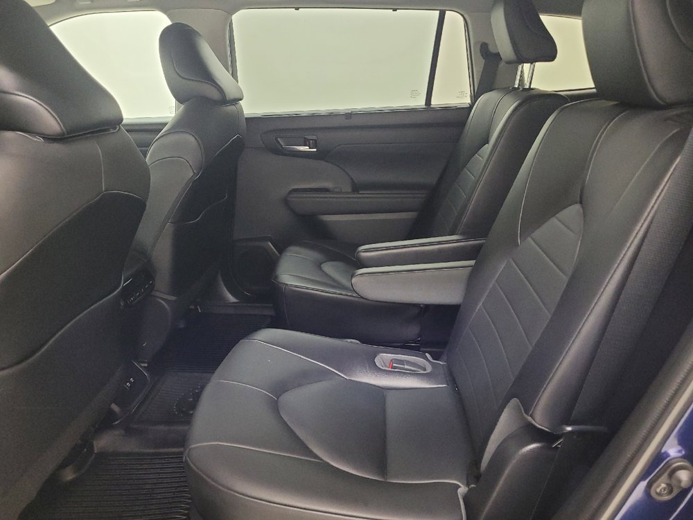 Used 2021 Toyota Highlander XLE AWD/4WD image 18