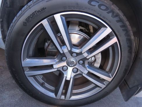 Used 2018 Volvo XC60 T5 Momentum w/ Vision Package image 18