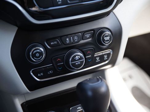 Used 2019 Jeep Cherokee Limited AWD/4WD image 15