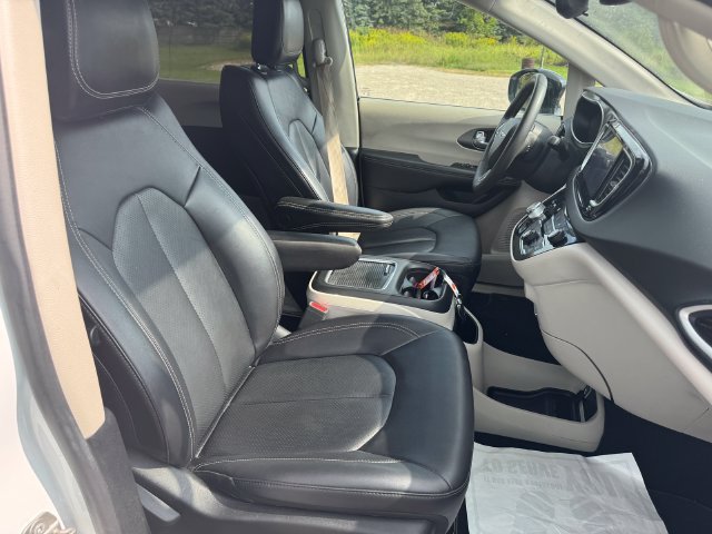Certified 2024 Chrysler Pacifica Touring-L FWD image 14