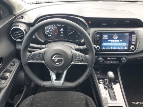 Used 2021 Nissan Kicks SV image 18
