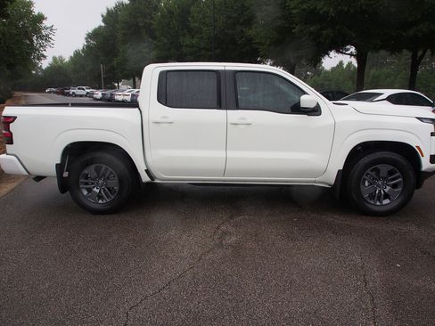 Used 2026 Nissan Frontier SV image 8