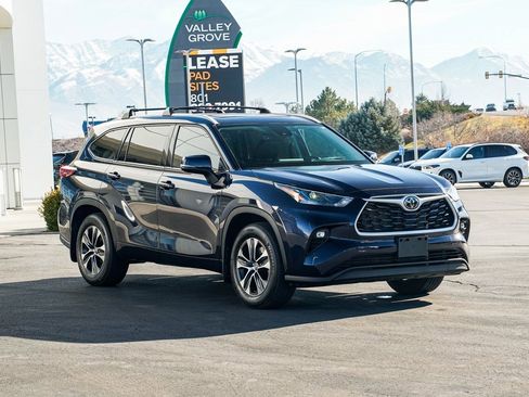 Used 2022 Toyota Highlander XLE image 3