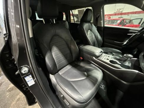 Used 2021 Toyota Highlander XLE AWD/4WD image 19