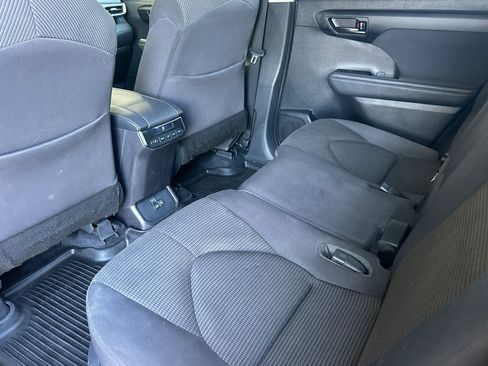 Used 2022 Toyota Highlander LE FWD image 11