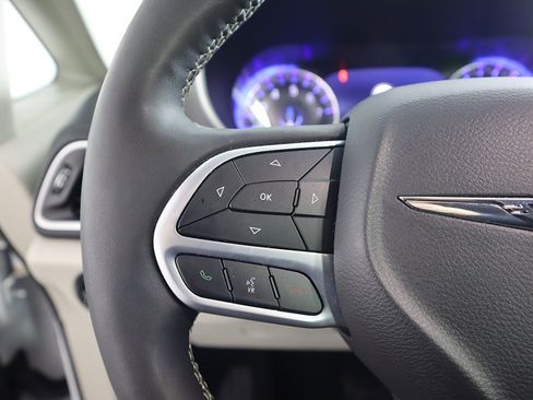 Used 2024 Chrysler Pacifica Touring-L image 42