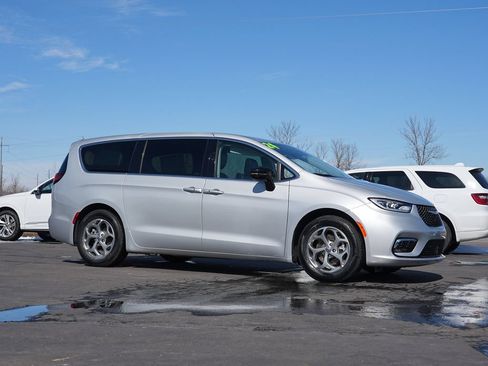 Used 2024 Chrysler Pacifica Limited FWD image 2