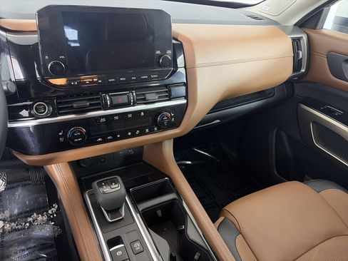 Used 2023 Nissan Pathfinder Platinum image 4