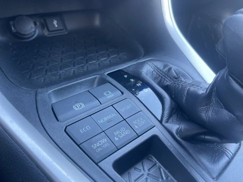 Used 2020 Toyota RAV4 XLE image 43