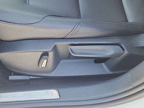 Used 2017 Volkswagen e-Golf SEL Premium image 14