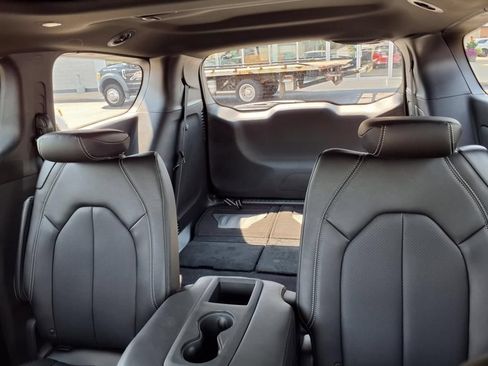 Used 2026 Chrysler Pacifica Select FWD image 19