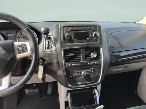 Used 2012 Dodge Grand Caravan Crew FWD image 14