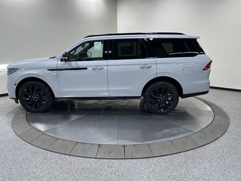 New 2026 Lincoln Navigator Reserve AWD/4WD image 9