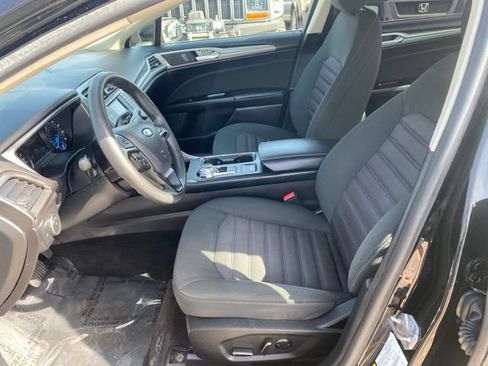 Used 2017 Ford Fusion SE FWD image 9