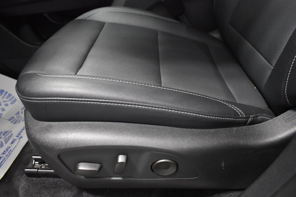 Used 2025 Chevrolet Traverse LT FWD image 18