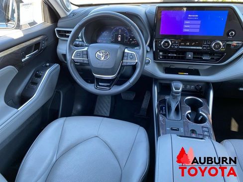 Used 2023 Toyota Highlander Platinum AWD/4WD image 35
