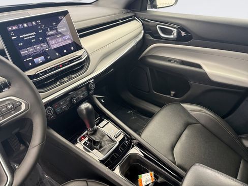 Used 2024 Jeep Compass Limited image 15