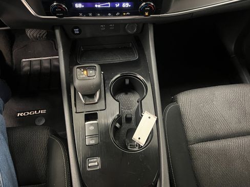 Used 2024 Nissan Rogue SV image 35