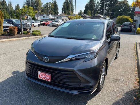 Used 2025 Toyota Sienna LE w/ LE Plus Package FWD image 4