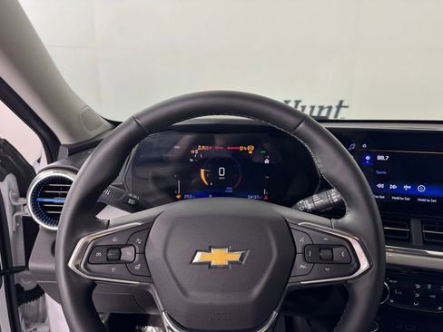 Used 2025 Chevrolet Trax LT w/ LT Convenience Package FWD image 25