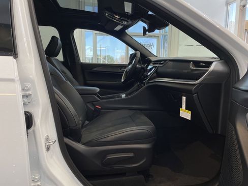 Certified 2025 Jeep Grand Cherokee L Altitude image 36