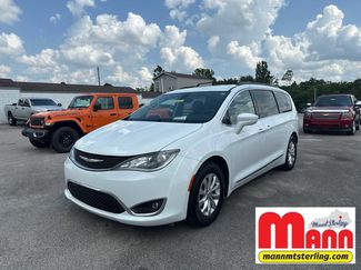 Used 2017 Chrysler Pacifica Touring-L image 1