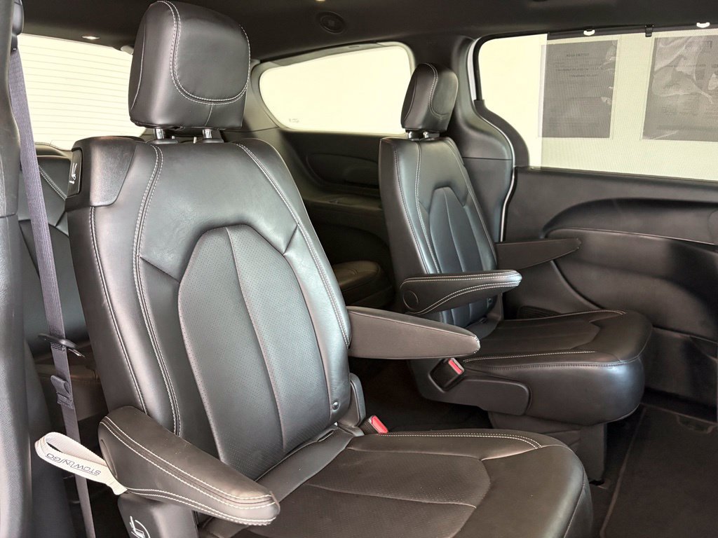 Used 2025 Chrysler Pacifica Select FWD image 35