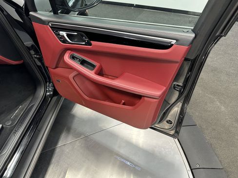 Used 2022 Porsche Macan AWD/4WD image 42