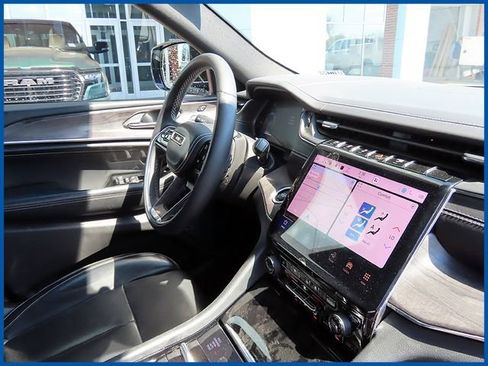 Used 2023 Jeep Grand Cherokee Overland w/ Luxury Tech Group IV AWD/4WD image 9