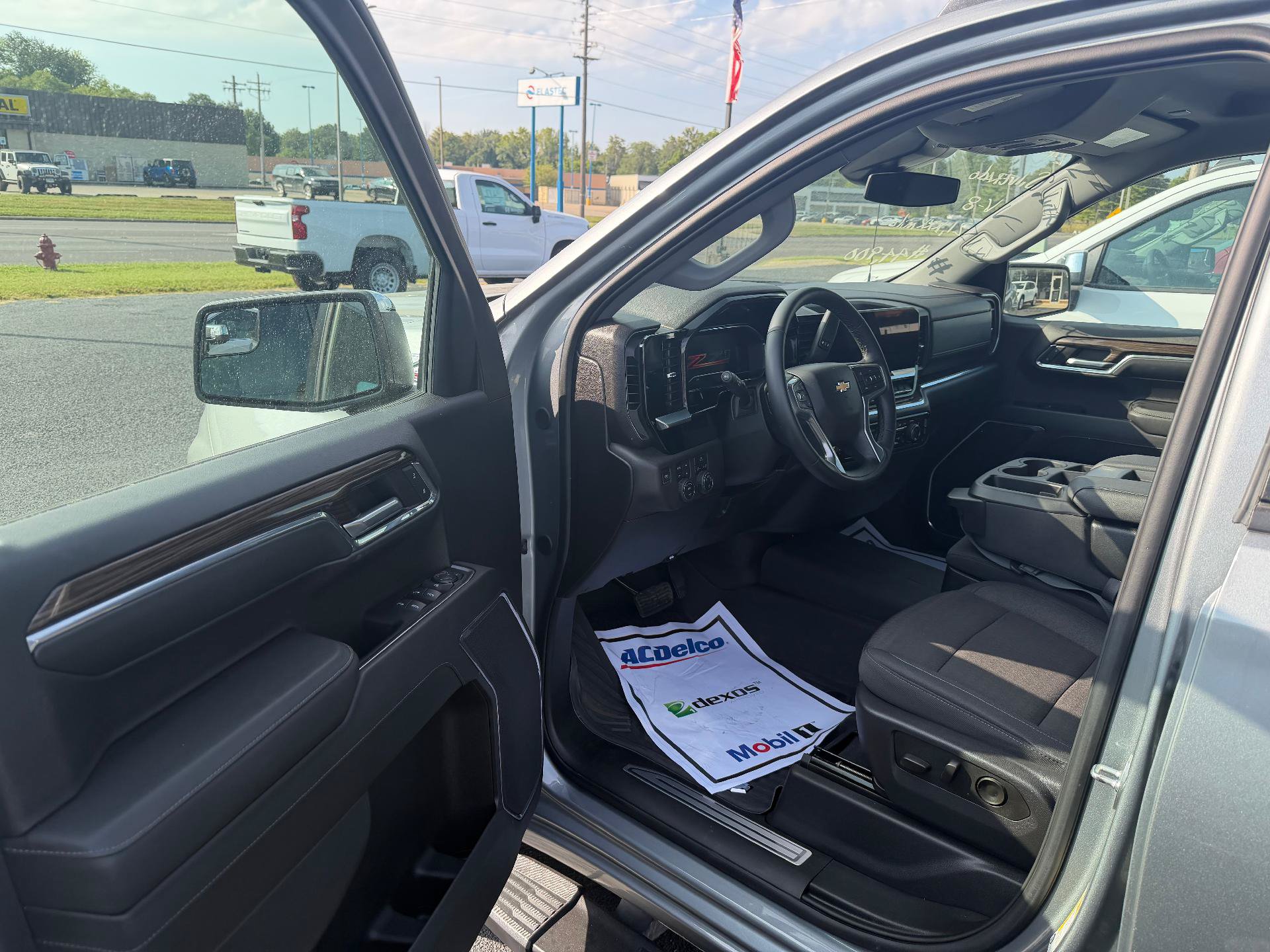 Used 2024 Chevrolet Silverado 1500 LT AWD/4WD image 7