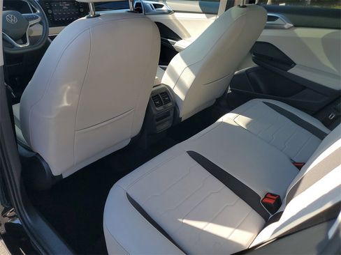 Certified 2025 Volkswagen Taos SE image 11