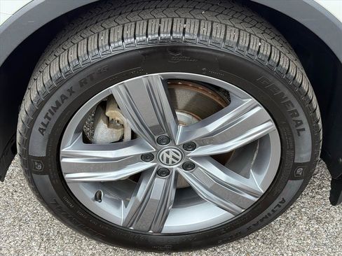 Used 2020 Volkswagen Tiguan SEL AWD/4WD image 21