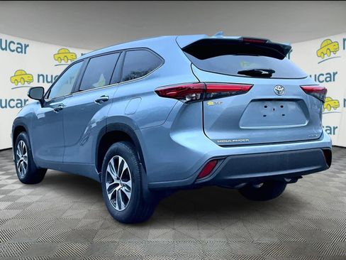 Used 2023 Toyota Highlander XLE image 4
