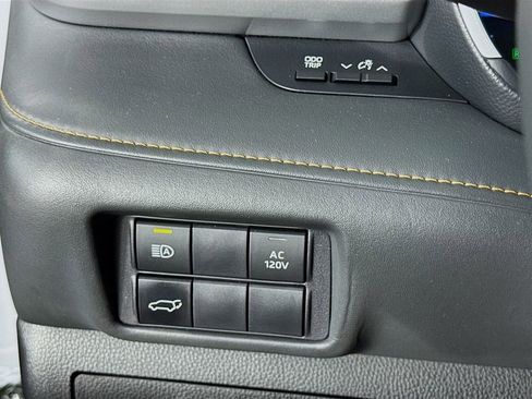 Used 2023 Toyota Highlander Bronze Edition image 14