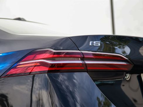 Used 2025 BMW i5 xDrive40 w/ M Sport Package image 7