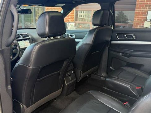 Used 2017 Ford Explorer XLT w/ Equipment Group 202A AWD/4WD image 22