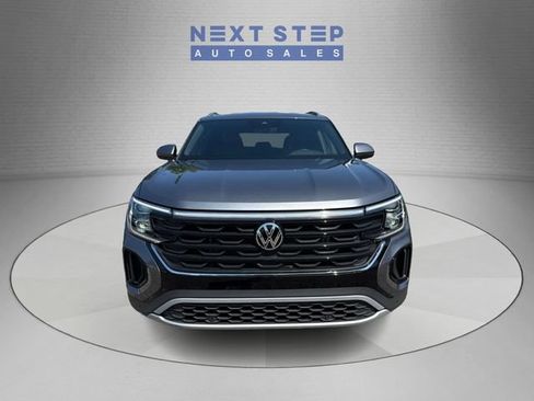 Used 2025 Volkswagen Atlas Cross Sport SE AWD/4WD image 2
