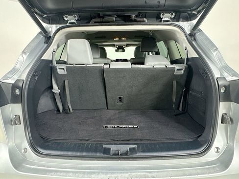 Used 2020 Toyota Highlander XLE FWD image 32
