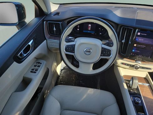 Used 2022 Volvo XC60 B5 Momentum w/ Protection Package Premier image 10