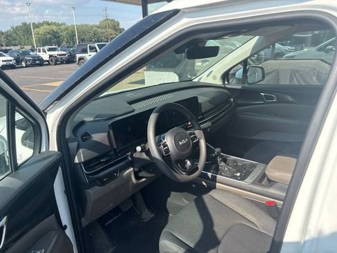Used 2025 Kia Carnival LX FWD image 15