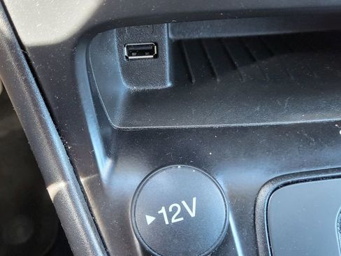 Used 2018 Ford Focus SE w/ SE Appearance Package image 33