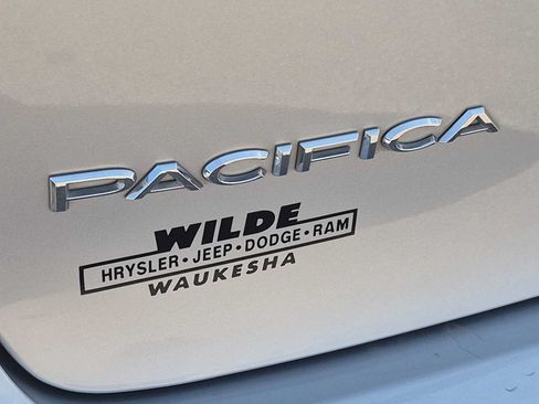 Used 2023 Chrysler Pacifica Touring-L FWD image 10