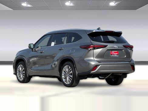 New 2026 Toyota Highlander Platinum image 7