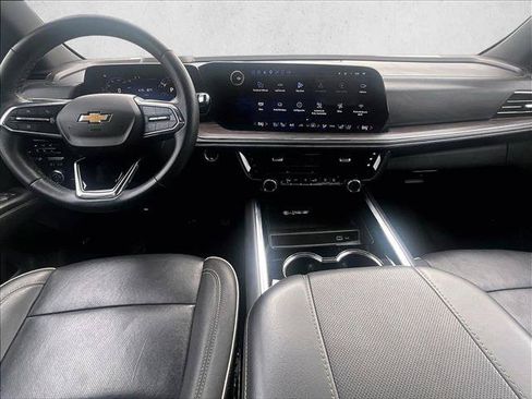 Used 2025 Chevrolet Suburban Premier RWD image 16