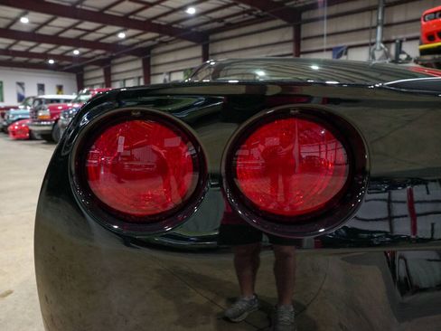 Used 2007 Chevrolet Corvette Coupe w/ Performance Package RWD image 32