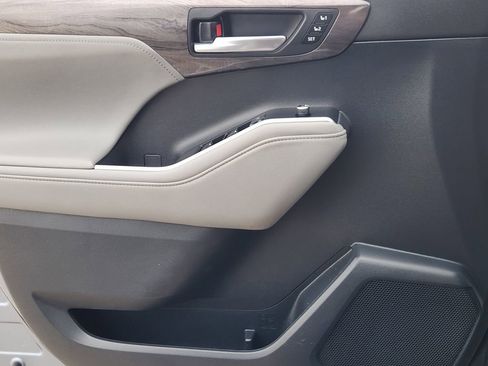 Used 2021 Toyota Highlander Platinum image 17