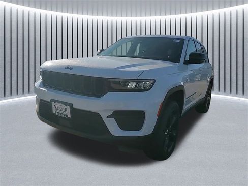 New 2025 Jeep Grand Cherokee Altitude image 7